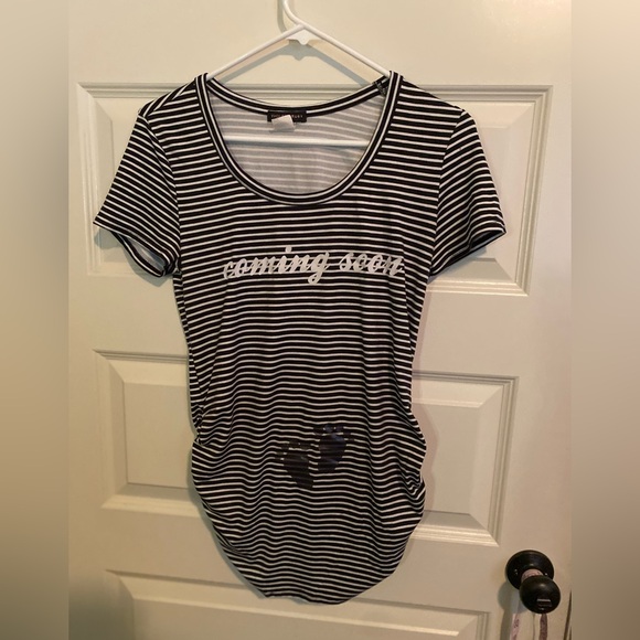 Adorable maternity top “Coming Soon”. Violet & Ruby. Compares to a small. - Picture 1 of 4